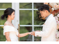 ▲威廉證婚，親吻新娘。（圖／歡迎光臨公司提供）