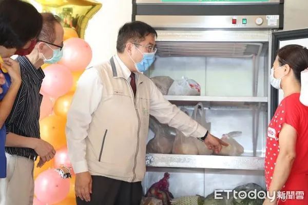 ▲台南市長黃偉哲出席虎尾寮公有零售市場「愛心惜食平台」啟用活動,感謝佑生產業股份有限公司董事長陳佑生捐贈,並邀請攤商加入愛心惜食平台。(圖/記者林悅翻攝,下同)