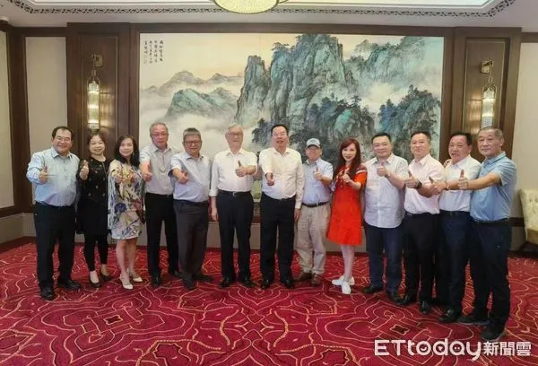 ▲▼ 國民黨副主席夏立言、廈門台商協會會長吳佳瑩;夏立言會見與福建各地台商代表 。(圖/廈門台商提供)