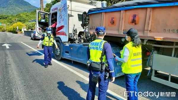 ▲東北角台2線出動「移動式地磅」 瑞芳警取締大車超載有新招。(圖/記者郭世賢翻攝)
