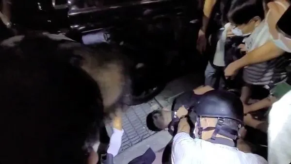 ▲▼林信吾被壓制。(圖/記者陳以昇翻攝)