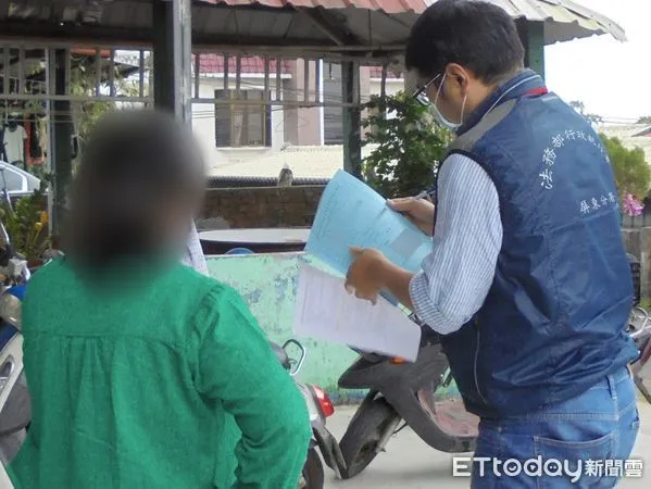 ▲書記官現場執行 。(圖/記者陳崑福翻攝,下同)