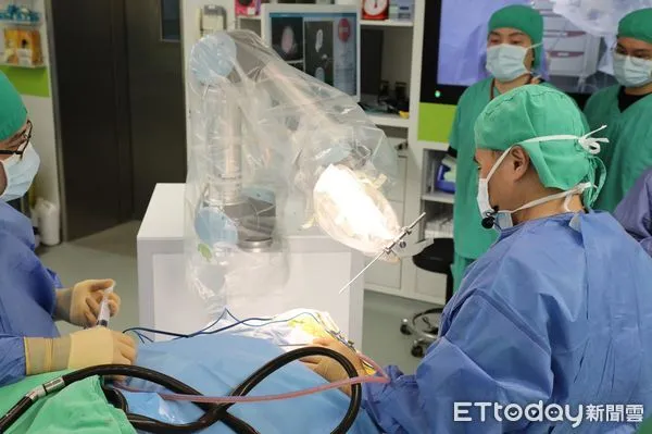 ▲邱琮朗主任與團隊成員在一旁仔細關注手術過程。(圖/慈濟醫學中心提供,下同)