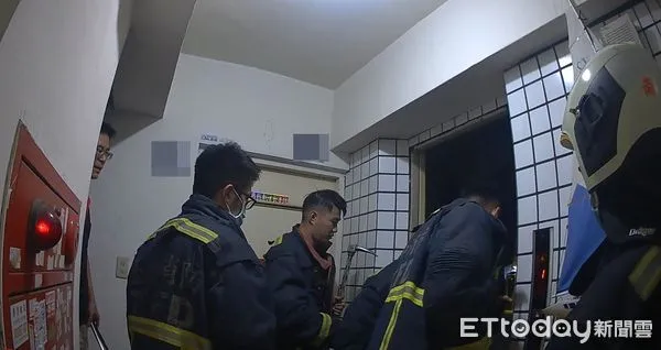 ▲▼台中一名男子受困在電梯約30分鐘,全身濕透。(圖/民眾提供,下同)