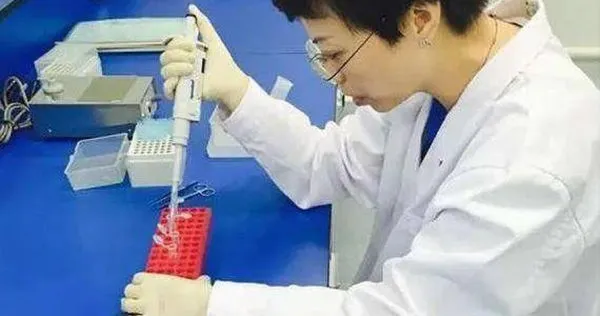 大陸DNA鑑定師鄧亞軍從業近20年,見過無數讓人意想不到的故事。(圖/翻攝自搜狐新聞)