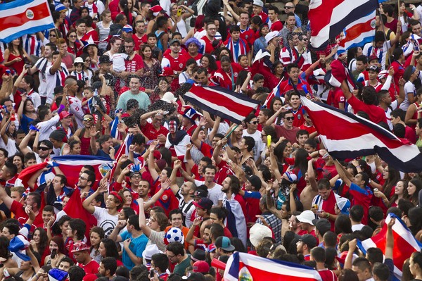 哥斯大黎加球迷慶祝世界盃挺進8強。(圖／達志影像／美聯社)
