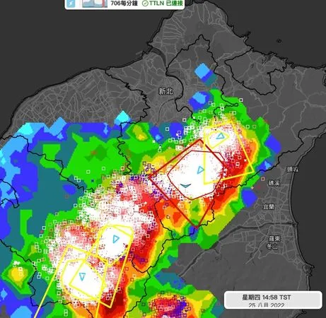 ▲▼北部山區多雷罩頂!每分鐘700多筆閃電。(圖/取自氣象達人彭啟明臉書)