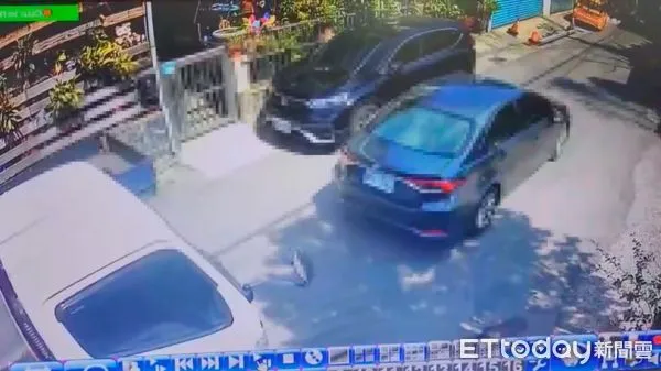 ▲▼黑色小客車疑不滿後方小貨車跟車太近,2男毆打並持刀揮砍司機 。(圖/記者陳以昇翻攝)