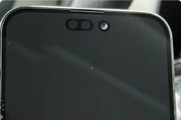 ▲iPhone 14 Pro打孔螢幕。(圖/取自Ice Universe Twitter)