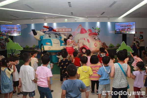 ▲大台南交通教育主題館兒童交通安全營」正式展開。現場邀請50組小朋友與家長,聯合人氣卡通「救援小英雄波力」中的救援小隊,一起透過闖關趣味體驗。(圖/記者林悅翻攝,下同)