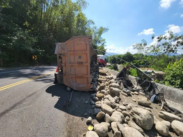 ▲▼過彎車速太快!高雄砂石車180度翻覆,「車頭卡護欄」駕駛急逃出。(圖/記者賴文萱翻攝)