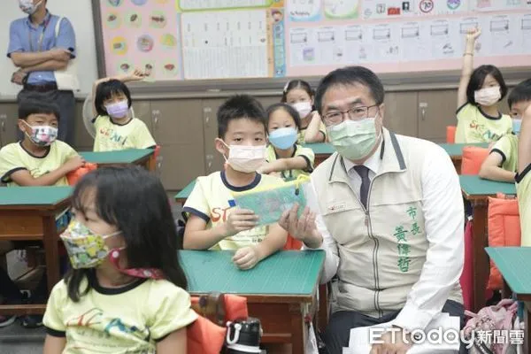 ▲台南市長黃偉哲一早親往安平區新南國小,迎接學生返校實體上課,並視察關心學校防疫準備。(圖/記者林悅翻攝,下同)
