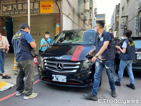 ▲▼越籍失聯移工雇用賓士車載送躲避查緝，警方順利逮捕7名移工，依法送辦             。（圖／記者陳以昇翻攝）