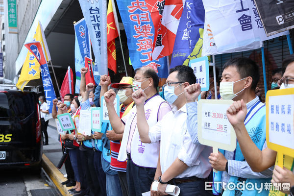 ▲勞動部舉行基本工資審議會議,場外勞團代表抗議。(圖/記者林敬旻攝)