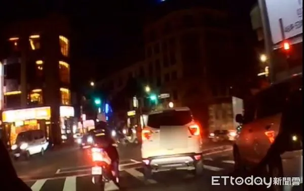 ▲游姓騎士未依規定二段式左轉,差點與直行車輛發生車禍。(圖/桃園警分局提供)