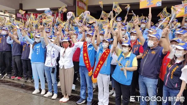 ▲▼苗栗縣議長鍾東錦,2日上午在縣長徐耀昌妻子蔡麗卿、立委陳超明妻子吳麗利與副議長李文斌等10多位議員陪同下,完成參選縣長登記。(圖/記者蔡文淵翻攝)