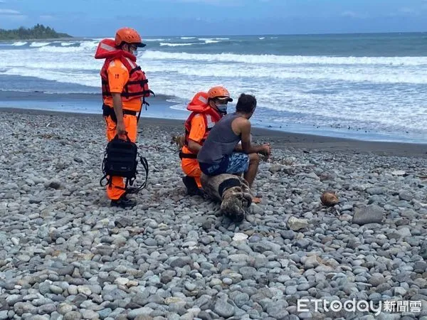 ▲海巡署東部分署第一三岸巡隊勸離民眾。(圖/記者楊漢聲翻攝)