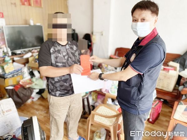 ▲桃園區李姓男子積欠交通罰鍰2萬餘元，主管單位移送桃園分署強制執行，分署人員昨天特別贈送慰問金關懷。（圖／記者沈繼昌翻攝）