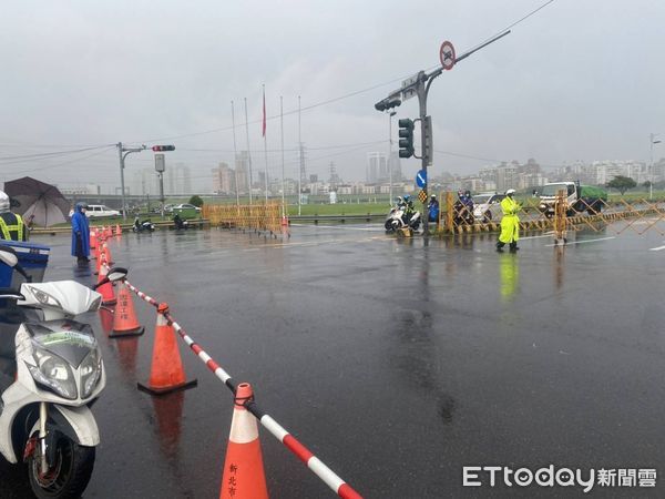 ▲▼ 疏洪道實施管制 。(圖/記者戴上容翻攝)