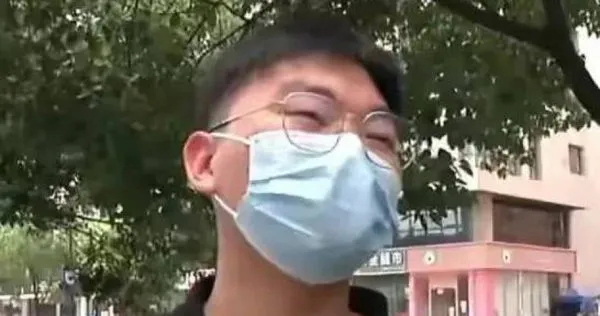 杭州一名男子衝著「洗剪吹3次」只要36元人民幣上門消費,沒想到強迫推銷。(圖/翻攝自1818黃金眼)