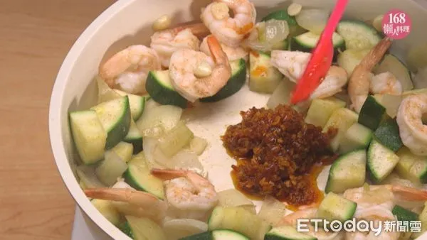 櫛瓜炒蝦仁(圖/《168懶人料理》提供)