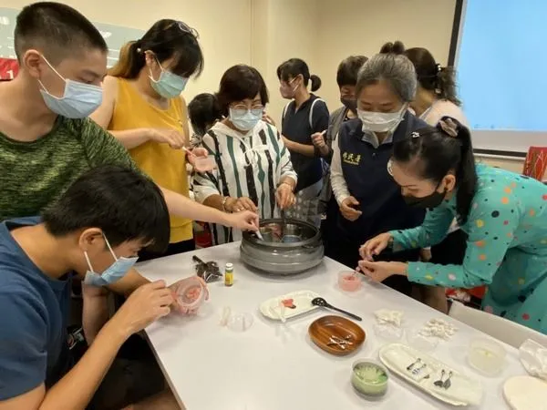 ▲移民署桃園站舉辦越南果凍花體驗課程
