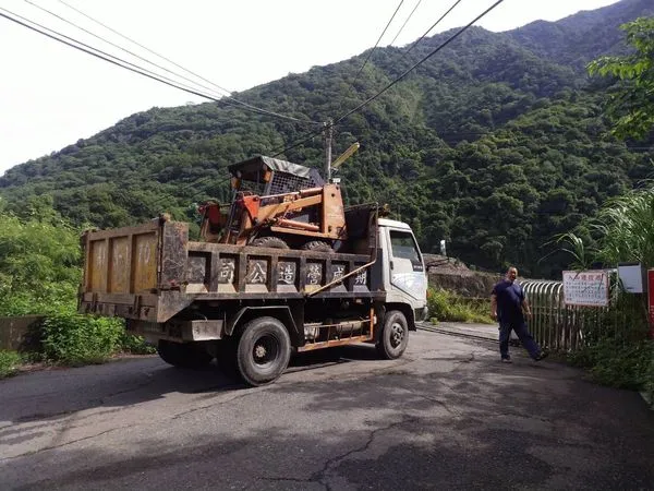 ▲▼南投8人登山團前往攀登郡大山,一名女子跌落山谷。(圖/南投消防局提供)