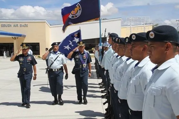 ▲▼2016年,菲律賓空軍總司令法洛里納中將(Lt Gen Edgar R Fallorina)視察艾布恩空軍基地(Benito N Ebuen Air Base)。(圖/翻攝菲律賓空軍)