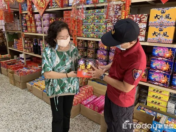 ▲中秋節連假將屆,台南市消防局啟動稽查工作,並宣導業者勿販賣無認可標示的爆竹煙火,以保障民眾爆竹煙火使用安全及杜絕非法製造及販售。(圖/記者林悅翻攝,下同)