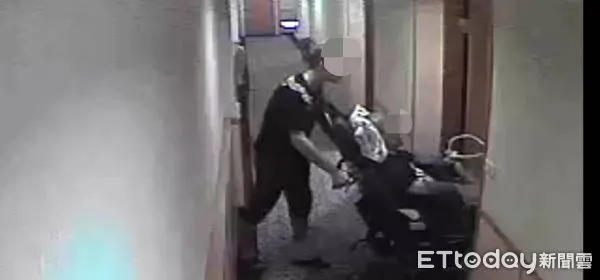 ▲黎姓主嫌在幫眾推輪椅方式指揮犯案,絲毫不受肢體障礙的影響,令人瞠目結舌。(圖/花蓮縣警察局提供,下同)