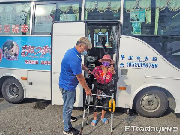 ▲永宜遊覽車公司所承辦雲林縣幸福專車今年也在中秋節前夕向雲林縣身心障礙團體「雲林縣聲暉協進會」認購月餅,將於9月7、8日免費贈送月餅給乘車的鄉親長輩。(圖/記者蔡佩旻翻攝)
