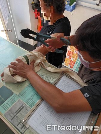 ▲內埔消防分隊幫婦人取下手環卡 。(圖/民眾提供,下同)