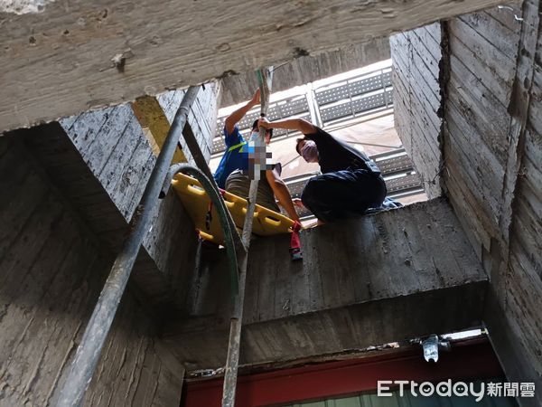 ▲建築工人在鷹架上攀爬施工左大腿髖骨脫臼,消防人員救援 。(圖/民眾提供,下同)