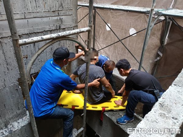 ▲建築工人在鷹架上攀爬施工左大腿髖骨脫臼,消防人員救援 。(圖/民眾提供,下同)