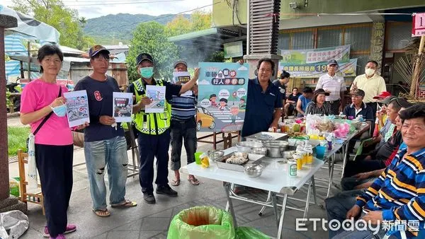 ▲關警向民眾宣導用路安全。(圖/記者楊漢聲翻攝)