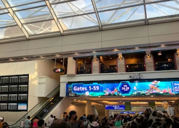 ▲▼美國警方最近捕獲一名在機場吃奇利斯卻沒付錢的女子,沒想到嫌犯落網後竟指控警方是因為「沒見過這麼漂亮的人」才逮捕她。(圖/翻攝自Google地圖)