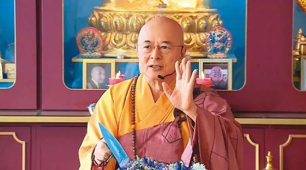 海濤法師去年宣布退出一手創辦的海濤弘法集團,自己獨立弘法,集團10億元資產歸屬也爆發訴訟。(翻攝生命電視台YouTube)