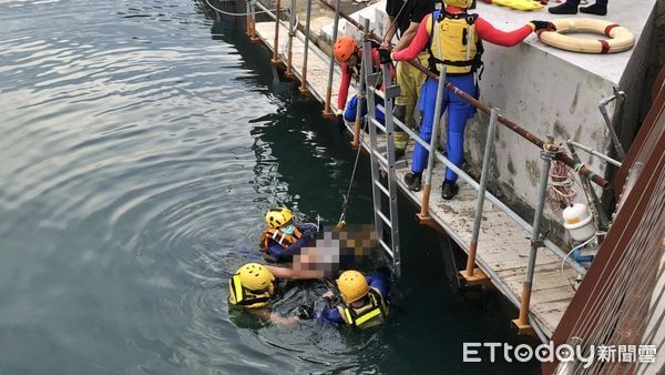 ▲基隆港有人落海!1女救起無呼吸心跳 警消急送醫搶救。(圖/記者郭世賢翻攝)