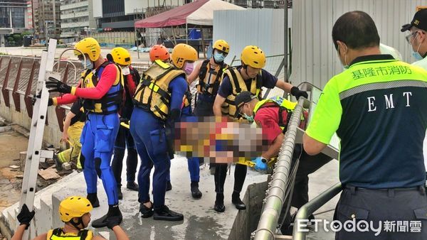 ▲基隆港有人落海!1女救起無呼吸心跳 警消急送醫搶救。(圖/記者郭世賢翻攝)
