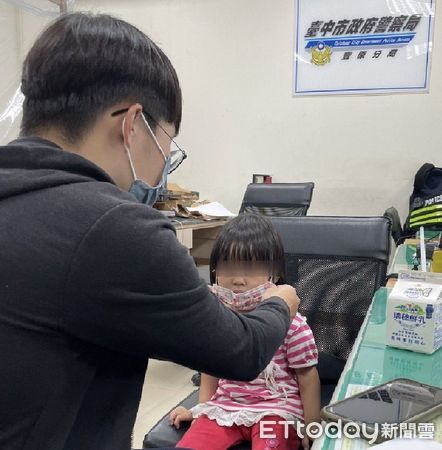 ▲▼豐原區穿著紅白相間的2歲小女孩,午夜徘徊在街頭找媽媽,驚險萬分。(圖/民眾提供,下同)