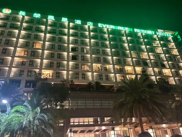 ▲▼礁溪長榮鳳凰酒店「總統套房」冒濃煙 522客人今晚全免費(圖/翻攝林啟賢臉書)