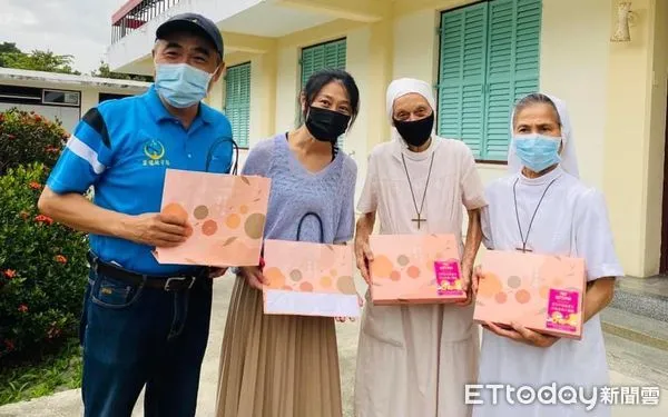 ▲關山工商同學們,製作中秋月餅致贈「聖十字架療養院」。(圖/記者楊漢聲翻攝)