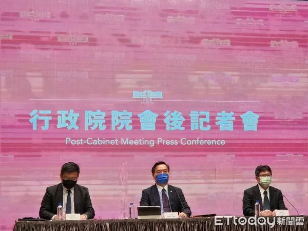 ▲▼行政院發言人羅秉成召開院會會後記者會,宣布基本工資調漲案。(圖/記者陳家祥攝)