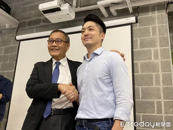 ▲▼ 蔣萬安向台灣基督長老教會雙連教會長老江彥霆拜會請益 。(圖/記者崔至雲攝)