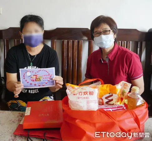 ▲東戒所慰問弱勢家屬月餅及物資。(圖/記者楊漢聲翻攝)