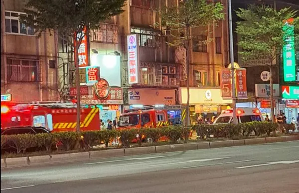 ▲▼快訊/新北燒烤店「瓦斯爐爆炸」燈管震碎 4人受傷送醫。(圖/翻攝愛新莊我是新莊人)