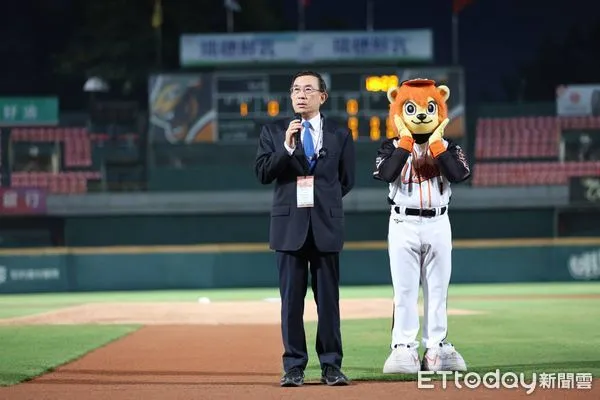 ▲台南地檢署特結合在地職棒球隊統一7-ELEVEn獅隊,於晚上在台南市立棒球場,辦理「府城獅吼‧全民反賄選」宣導活動。(圖/記者林悅翻攝,下同)