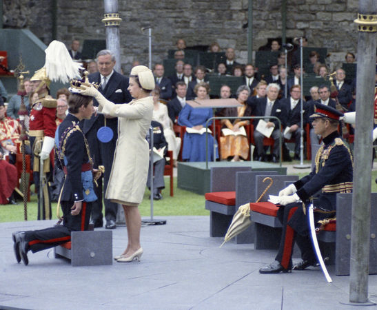 ▲▼英國女王伊莉莎白二世1969年7月1日為她的兒子查爾斯王子加冕，愛丁堡公爵菲利普親王坐在右邊。（圖／達志影像／美聯社）