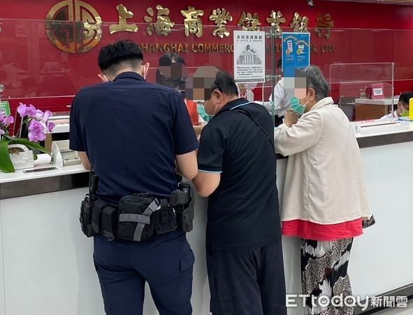 ▲姜姓男子相信「老師」投資股票穩賺不賠,前往銀行滙款。(圖/楊梅警分局提供)