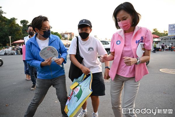 ▲國民黨高雄市長參選人柯志恩前往岡山參加籃籗會 。(圖/記者吳奕靖翻攝)